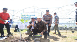 Suasana penanaman bersama bibit pohon di kawasan Persemaian Modern Mandalika, Desa Rembitan, Kecamatan Pujut, Kabupaten Loteng, Jumat (16/5/2025).