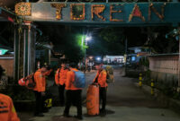 Tim rescue dari Pos SAR Kayangan dan Kantor SAR Mataram saat menuju Torean untuk mengevakuasi seorang wisatawan laki-laki berkewarganegaraan Malaysia, Rennie Bin Abdul Ghani, yang terjatuh dari tebing di jalur pendakian Torean Gunung Rinjani.