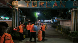 Tim rescue dari Pos SAR Kayangan dan Kantor SAR Mataram saat menuju Torean untuk mengevakuasi seorang wisatawan laki-laki berkewarganegaraan Malaysia, Rennie Bin Abdul Ghani, yang terjatuh dari tebing di jalur pendakian Torean Gunung Rinjani.