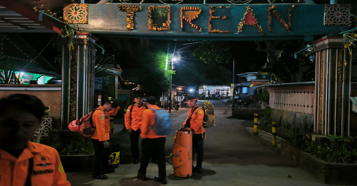 Tim rescue dari Pos SAR Kayangan dan Kantor SAR Mataram saat menuju Torean untuk mengevakuasi seorang wisatawan laki-laki berkewarganegaraan Malaysia, Rennie Bin Abdul Ghani, yang terjatuh dari tebing di jalur pendakian Torean Gunung Rinjani.