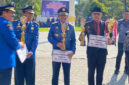 Para juara pemenang ajang Fire Fighter Challenge Skill Competition tingkat Provinsi NTB saat menerima hadiah dari Sekda NTB, HL Gita Ariadi.