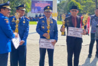 Para juara pemenang ajang Fire Fighter Challenge Skill Competition tingkat Provinsi NTB saat menerima hadiah dari Sekda NTB, HL Gita Ariadi.