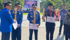 Para juara pemenang ajang Fire Fighter Challenge Skill Competition tingkat Provinsi NTB saat menerima hadiah dari Sekda NTB, HL Gita Ariadi.