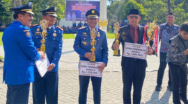Para juara pemenang ajang Fire Fighter Challenge Skill Competition tingkat Provinsi NTB saat menerima hadiah dari Sekda NTB, HL Gita Ariadi.