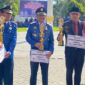 Para juara pemenang ajang Fire Fighter Challenge Skill Competition tingkat Provinsi NTB saat menerima hadiah dari Sekda NTB, HL Gita Ariadi.