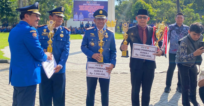 Para juara pemenang ajang Fire Fighter Challenge Skill Competition tingkat Provinsi NTB saat menerima hadiah dari Sekda NTB, HL Gita Ariadi.