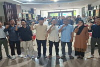 Wabup Lotim, HM Edwin Hadiwijaya pose bersama saat menghadiri acara Halal Bihalal IKPM Lotim–Yogyakarta, di Lobi Kantor Bupati Lotim, pada Sabtu (5/4/2025).
