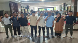 Wabup Lotim, HM Edwin Hadiwijaya pose bersama saat menghadiri acara Halal Bihalal IKPM Lotim–Yogyakarta, di Lobi Kantor Bupati Lotim, pada Sabtu (5/4/2025).