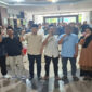 Wabup Lotim, HM Edwin Hadiwijaya pose bersama saat menghadiri acara Halal Bihalal IKPM Lotim–Yogyakarta, di Lobi Kantor Bupati Lotim, pada Sabtu (5/4/2025).