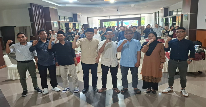 Wabup Lotim, HM Edwin Hadiwijaya pose bersama saat menghadiri acara Halal Bihalal IKPM Lotim–Yogyakarta, di Lobi Kantor Bupati Lotim, pada Sabtu (5/4/2025).