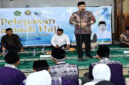 Wapup Lotim, H Edwin Hadi Wijaya (berdiri) saat melepas keberangkatan CJH kloter 7.