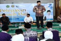 Wapup Lotim, H Edwin Hadi Wijaya (berdiri) saat melepas keberangkatan CJH kloter 7.