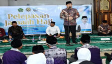 Wapup Lotim, H Edwin Hadi Wijaya (berdiri) saat melepas keberangkatan CJH kloter 7.