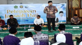Wapup Lotim, H Edwin Hadi Wijaya (berdiri) saat melepas keberangkatan CJH kloter 7.