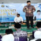 Wapup Lotim, H Edwin Hadi Wijaya (berdiri) saat melepas keberangkatan CJH kloter 7.