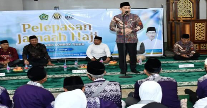 Wapup Lotim, H Edwin Hadi Wijaya (berdiri) saat melepas keberangkatan CJH kloter 7.