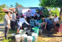 Suasana penyaluran air bersih dalam kegiatan bakti sosial, Rabu (18/6/2025), sebagai bagian dari rangkaian peringatan Hari Bhayangkara ke-79 Tahun 2025.