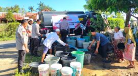 Suasana penyaluran air bersih dalam kegiatan bakti sosial, Rabu (18/6/2025), sebagai bagian dari rangkaian peringatan Hari Bhayangkara ke-79 Tahun 2025.