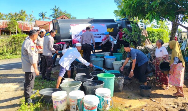 Suasana penyaluran air bersih dalam kegiatan bakti sosial, Rabu (18/6/2025), sebagai bagian dari rangkaian peringatan Hari Bhayangkara ke-79 Tahun 2025.