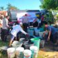 Suasana penyaluran air bersih dalam kegiatan bakti sosial, Rabu (18/6/2025), sebagai bagian dari rangkaian peringatan Hari Bhayangkara ke-79 Tahun 2025.