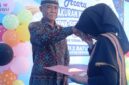 Plt Kepala SDN 2 Batu Putik, Kecamatan Keruak, Muhsan, S.Pd saat menyerahkan E-Ijazah kepada siswa tamat sekolah.