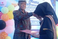 Plt Kepala SDN 2 Batu Putik, Kecamatan Keruak, Muhsan, S.Pd saat menyerahkan E-Ijazah kepada siswa tamat sekolah.