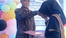 Plt Kepala SDN 2 Batu Putik, Kecamatan Keruak, Muhsan, S.Pd saat menyerahkan E-Ijazah kepada siswa tamat sekolah.