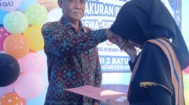 Plt Kepala SDN 2 Batu Putik, Kecamatan Keruak, Muhsan, S.Pd saat menyerahkan E-Ijazah kepada siswa tamat sekolah.