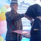 Plt Kepala SDN 2 Batu Putik, Kecamatan Keruak, Muhsan, S.Pd saat menyerahkan E-Ijazah kepada siswa tamat sekolah.