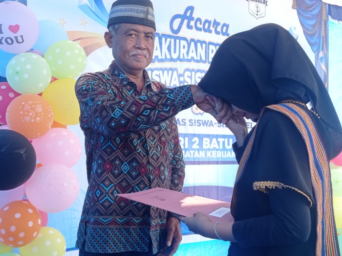 Plt Kepala SDN 2 Batu Putik, Kecamatan Keruak, Muhsan, S.Pd saat menyerahkan E-Ijazah kepada siswa tamat sekolah.
