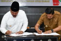 Bupati Kukar, Edi Damansyah (kiri) saat menandatangani MoU dengan Bupati Lotim, H Haerul Warisin (kanan)