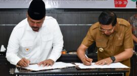 Bupati Kukar, Edi Damansyah (kiri) saat menandatangani MoU dengan Bupati Lotim, H Haerul Warisin (kanan)