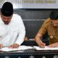 Bupati Kukar, Edi Damansyah (kiri) saat menandatangani MoU dengan Bupati Lotim, H Haerul Warisin (kanan)