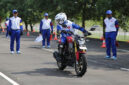 Menoleh ke kanan belakang (safety check) sebelum naik ke motor dan sebelum masuk ke jalan raya.