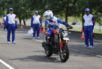 Menoleh ke kanan belakang (safety check) sebelum naik ke motor dan sebelum masuk ke jalan raya.