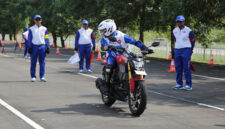 Menoleh ke kanan belakang (safety check) sebelum naik ke motor dan sebelum masuk ke jalan raya.