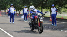 Menoleh ke kanan belakang (safety check) sebelum naik ke motor dan sebelum masuk ke jalan raya.