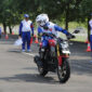 Menoleh ke kanan belakang (safety check) sebelum naik ke motor dan sebelum masuk ke jalan raya.