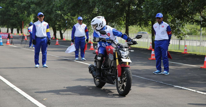 Menoleh ke kanan belakang (safety check) sebelum naik ke motor dan sebelum masuk ke jalan raya.
