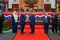 Gubernur NTB, Lalu Muhamad Iqbal saat menerima LHP LKPD tahun anggaran 2024 dari Anggota I BPK RI, Nyoman Adhi Suryadnyana.