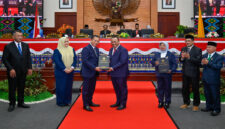 Gubernur NTB, Lalu Muhamad Iqbal saat menerima LHP LKPD tahun anggaran 2024 dari Anggota I BPK RI, Nyoman Adhi Suryadnyana.