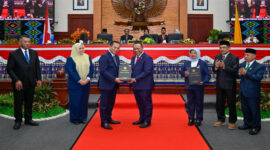 Gubernur NTB, Lalu Muhamad Iqbal saat menerima LHP LKPD tahun anggaran 2024 dari Anggota I BPK RI, Nyoman Adhi Suryadnyana.