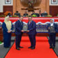 Gubernur NTB, Lalu Muhamad Iqbal saat menerima LHP LKPD tahun anggaran 2024 dari Anggota I BPK RI, Nyoman Adhi Suryadnyana.
