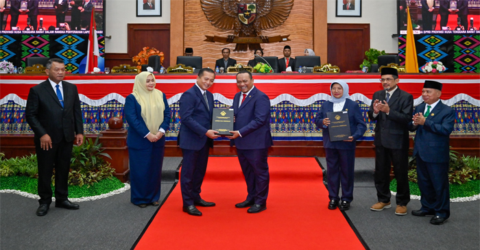 Gubernur NTB, Lalu Muhamad Iqbal saat menerima LHP LKPD tahun anggaran 2024 dari Anggota I BPK RI, Nyoman Adhi Suryadnyana.