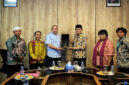  Wabup Loteng, Dr H Nursiah (tiga dari kanan) saat memberikan cinderamata kepada Deputi Bidang Riset dan Inovasi Daerah BRIN, Dr Yopi.