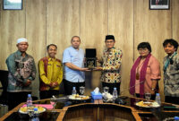  Wabup Loteng, Dr H Nursiah (tiga dari kanan) saat memberikan cinderamata kepada Deputi Bidang Riset dan Inovasi Daerah BRIN, Dr Yopi.