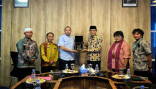  Wabup Loteng, Dr H Nursiah (tiga dari kanan) saat memberikan cinderamata kepada Deputi Bidang Riset dan Inovasi Daerah BRIN, Dr Yopi.