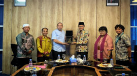  Wabup Loteng, Dr H Nursiah (tiga dari kanan) saat memberikan cinderamata kepada Deputi Bidang Riset dan Inovasi Daerah BRIN, Dr Yopi.
