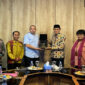  Wabup Loteng, Dr H Nursiah (tiga dari kanan) saat memberikan cinderamata kepada Deputi Bidang Riset dan Inovasi Daerah BRIN, Dr Yopi.