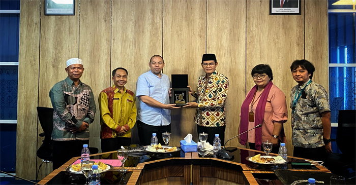  Wabup Loteng, Dr H Nursiah (tiga dari kanan) saat memberikan cinderamata kepada Deputi Bidang Riset dan Inovasi Daerah BRIN, Dr Yopi.